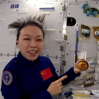 隔着屏幕都能闻到香味 航天员在太空烤上小蛋糕