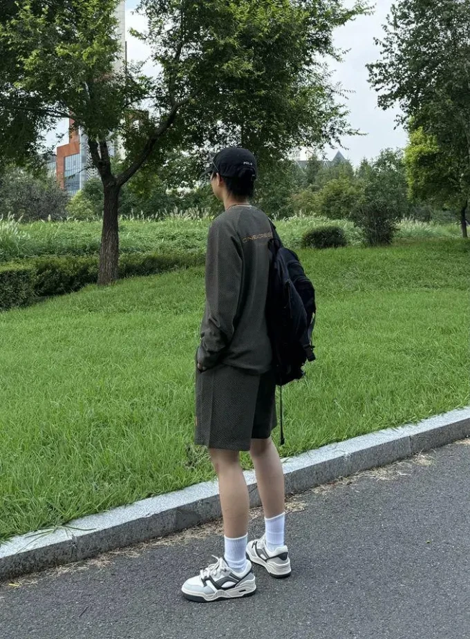 李宁运动板鞋