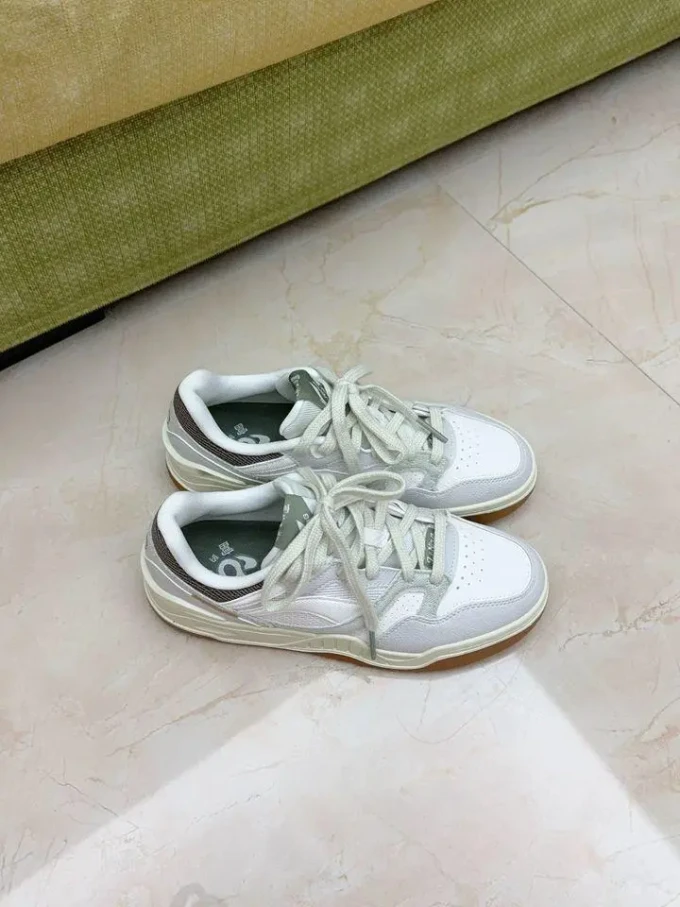李宁运动板鞋
