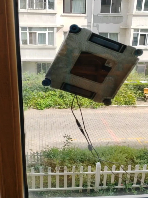 高层擦窗不再冒险｜摩尔先生擦窗机实测，聊聊家电是不是智商税

 