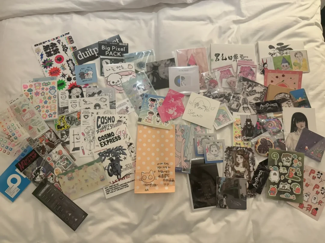 被AI漫剧挤走的漫画家,去摆58元一张的签绘摊:归完全网手绘价目,我才看懂卖的是“活人感”