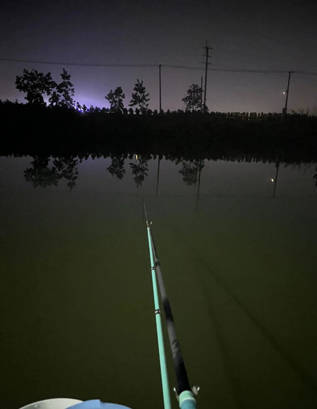 看到两个牙印觉得没事继续钓?我比对今年三起钓鱼人蛇咬真实案例,揪出三个最要命的误区