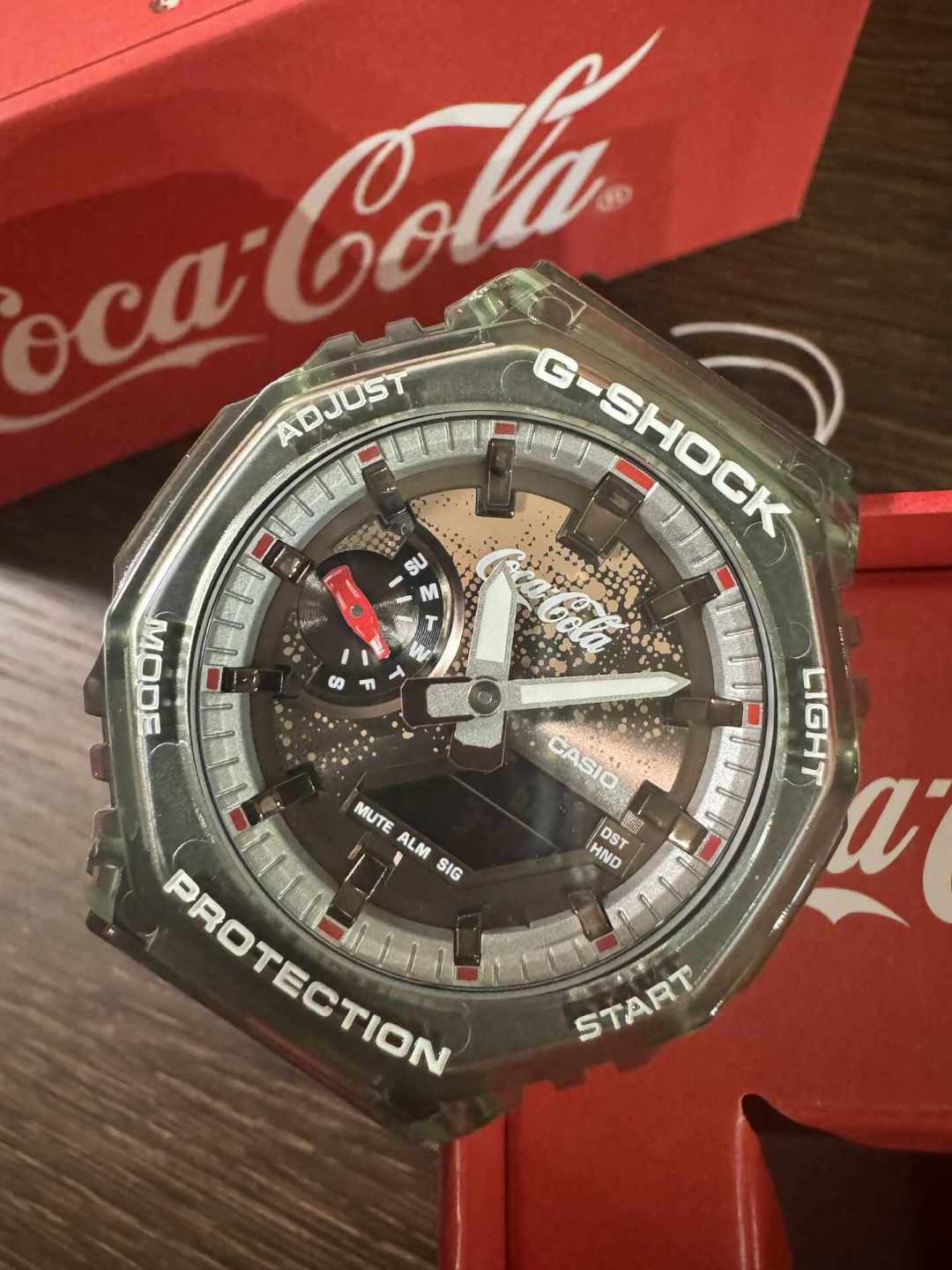 可乐联名八角门店1400多元、比基础款贵400多:错过首发的现在入手前,先算清这三笔账