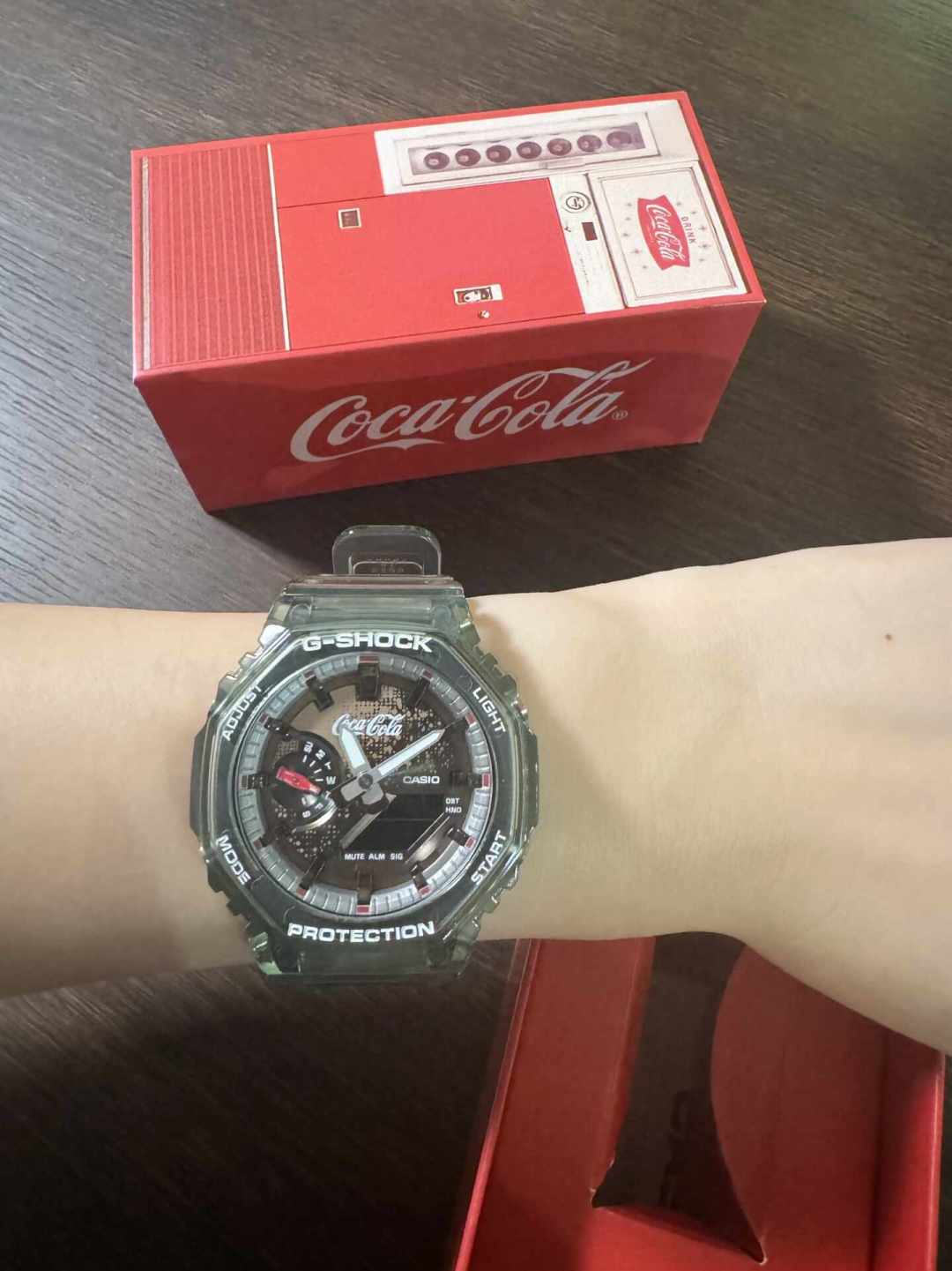 可乐联名八角门店1400多元、比基础款贵400多:错过首发的现在入手前,先算清这三笔账