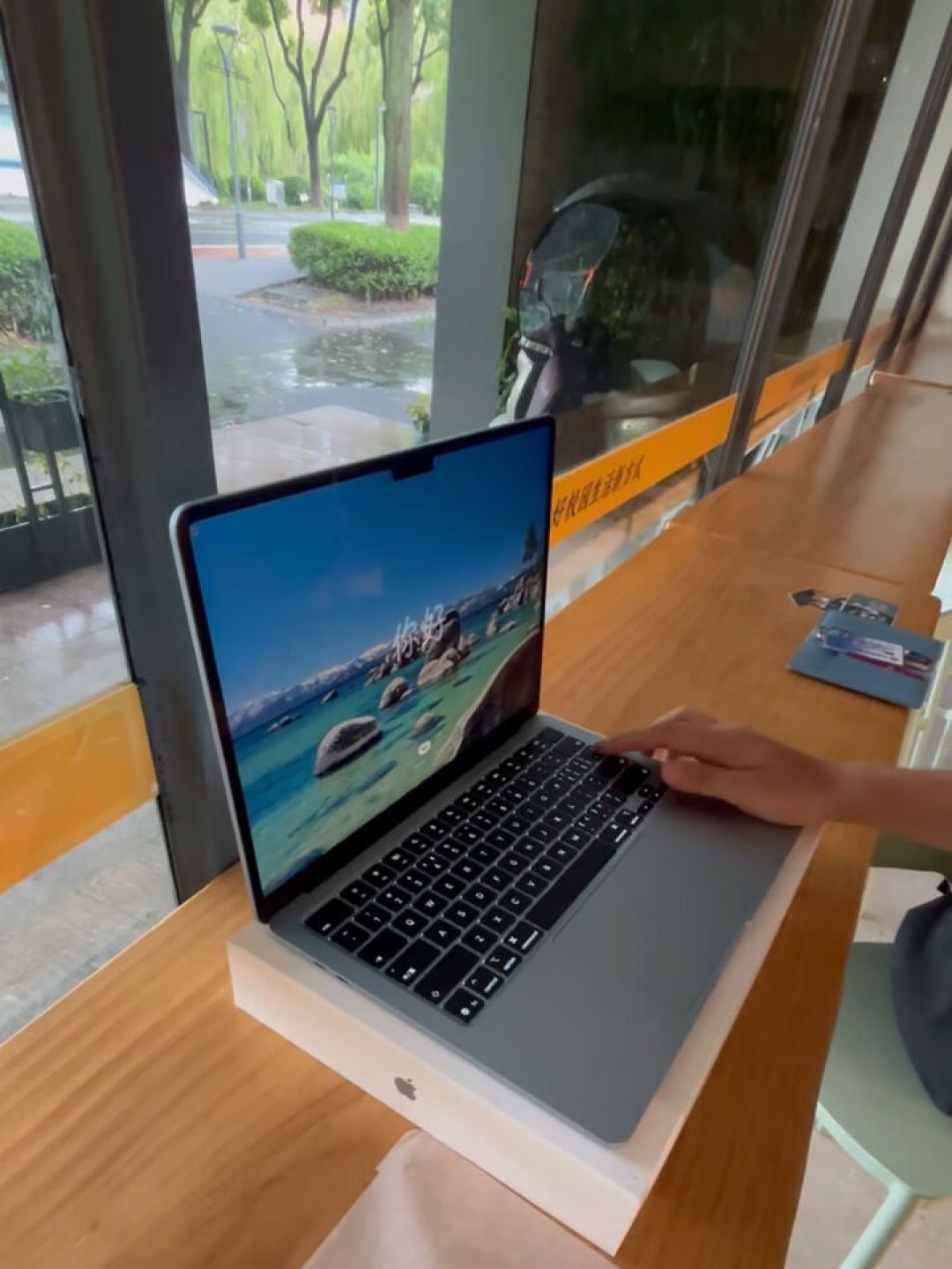 MacBook Air涨了两次价还是买不到,库克称“百年一遇的洪水”:决定等之前先算这三笔账