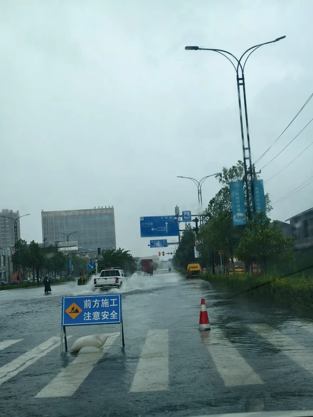 迪卡侬MH500硬壳降到238元,却先被台风白海豚实测了:看完30多篇实测帖,才搞懂这衣服该谁买