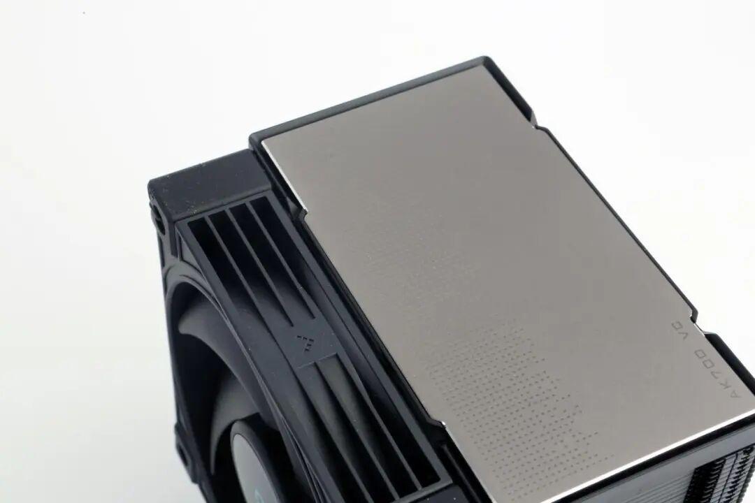 AK700VC的单塔真能压住200W,但AM5用户得先过“跷跷板”这关:我把三组实测和两条投诉帖对完,才敢把这笔449元的账说清楚