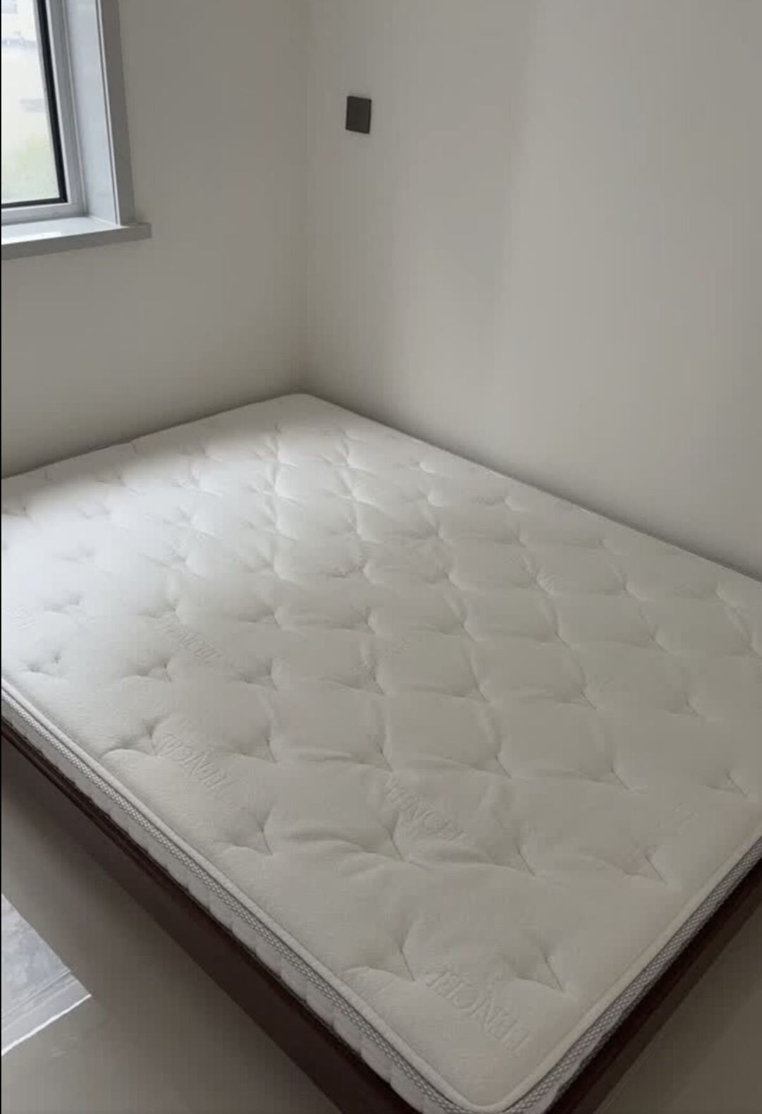 喜临门被ST四个月,评论区分成两派:真正的风险从来不是“床垫舒不舒服”
