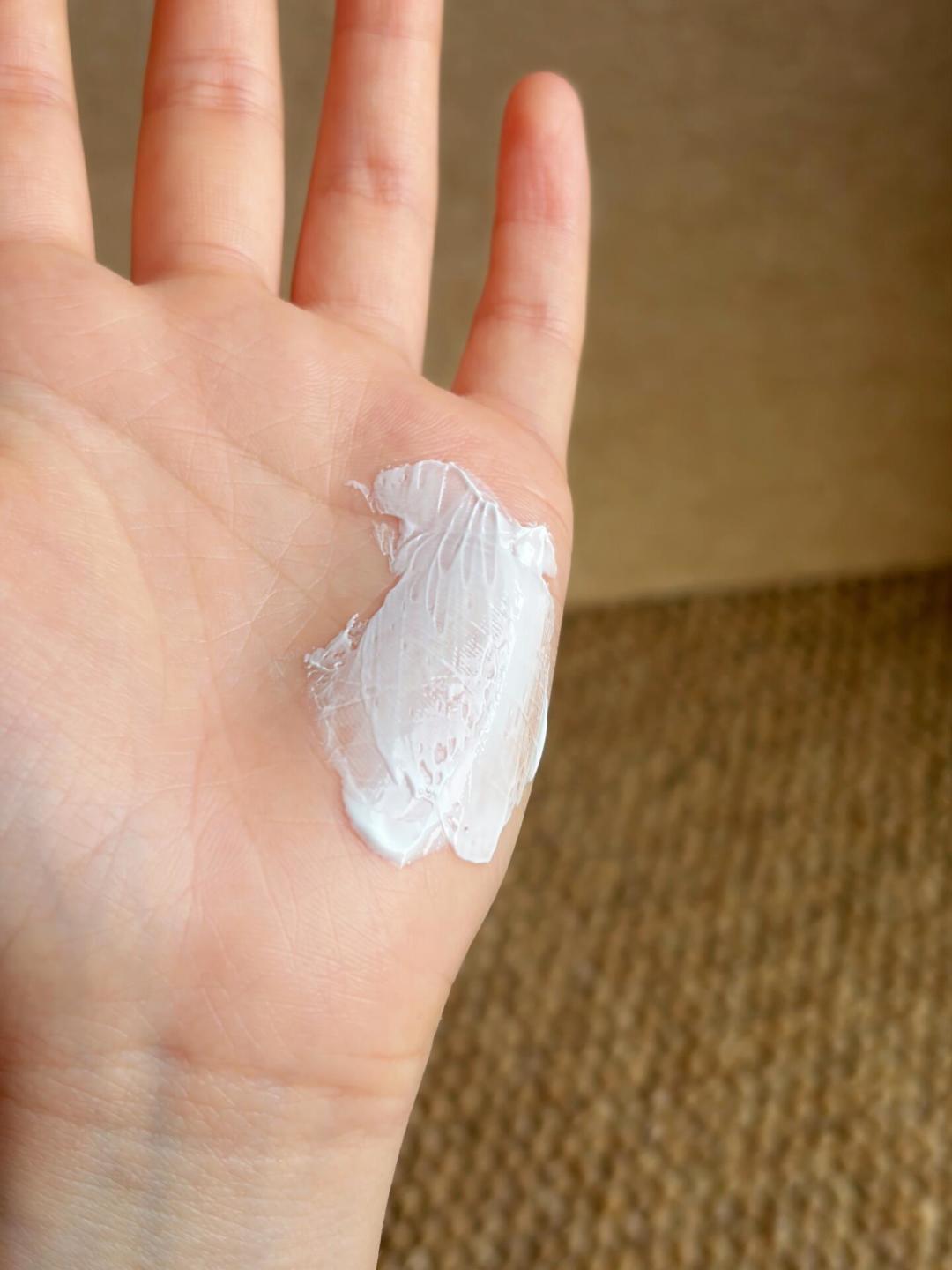 全网一半夸神物一半骂闷痘:理肤泉B5霜悄悄换版后,买前读这一篇
