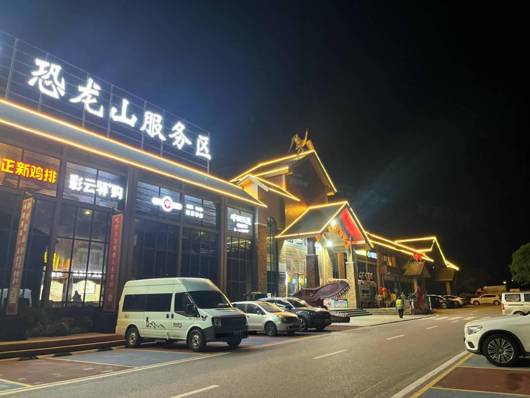 「睡车里被收150元」大反转:酒店被骂了10天,床车人更该看懂这笔账