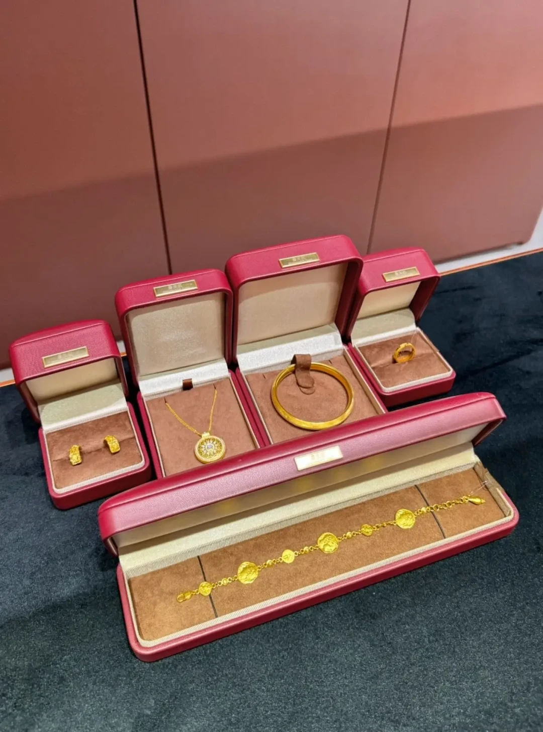 金饰克价一周飙升破1330元,婚嫁五金还要不要买?四条路线算给你看,同样50克最多差1.8万