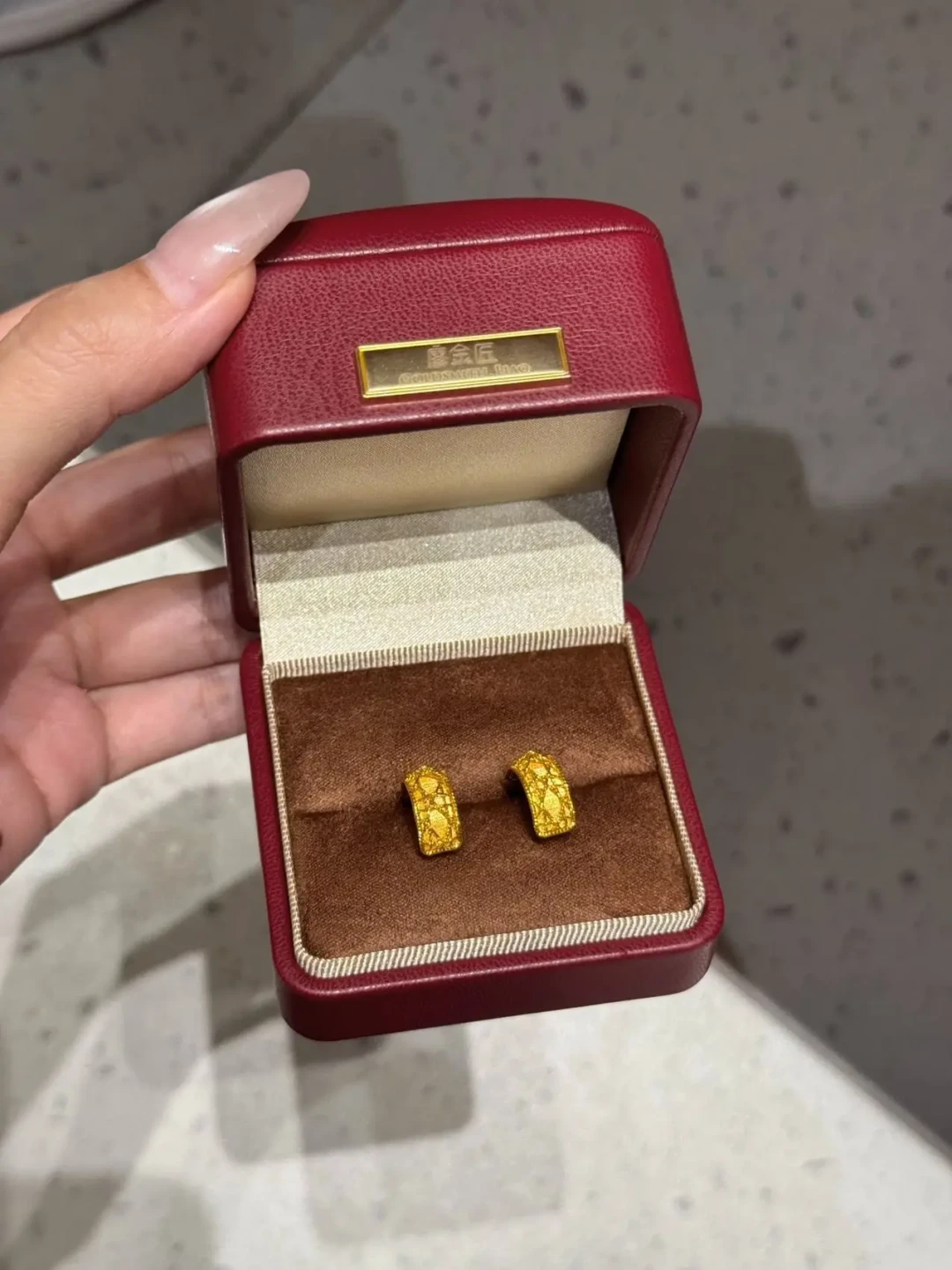 金饰克价一周飙升破1330元,婚嫁五金还要不要买?四条路线算给你看,同样50克最多差1.8万