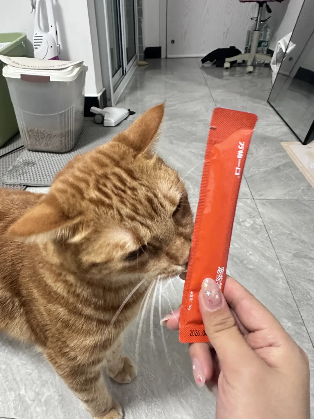 “主食猫条”刷屏，单价是主食罐三四倍：是不是真主食，翻过包装看三处