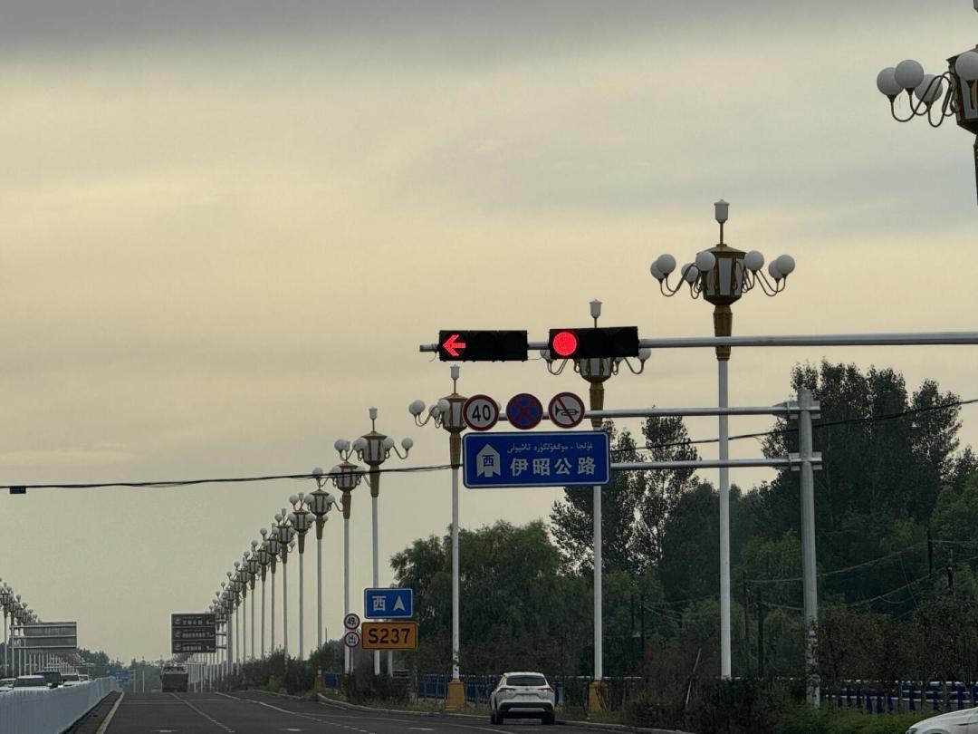 伊宁“150元睡车住宿费”彻底反转:穷游党睡车里之前,先划清这三条边界