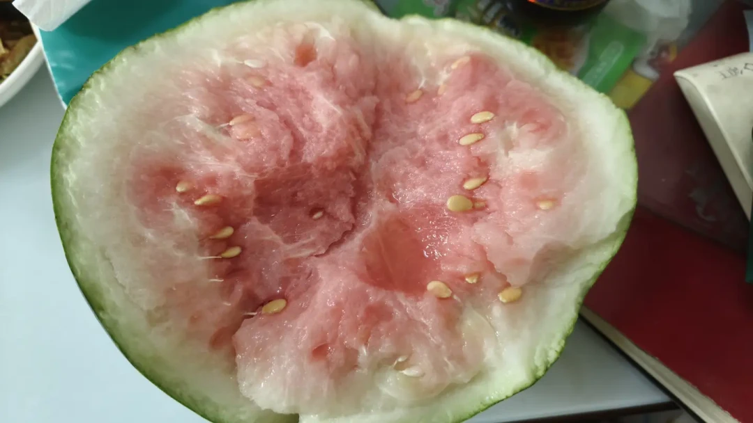 地头一毛一斤的麒麟瓜,水果店凭啥卖三四块?算完这笔差价,8月的瓜就这么买
