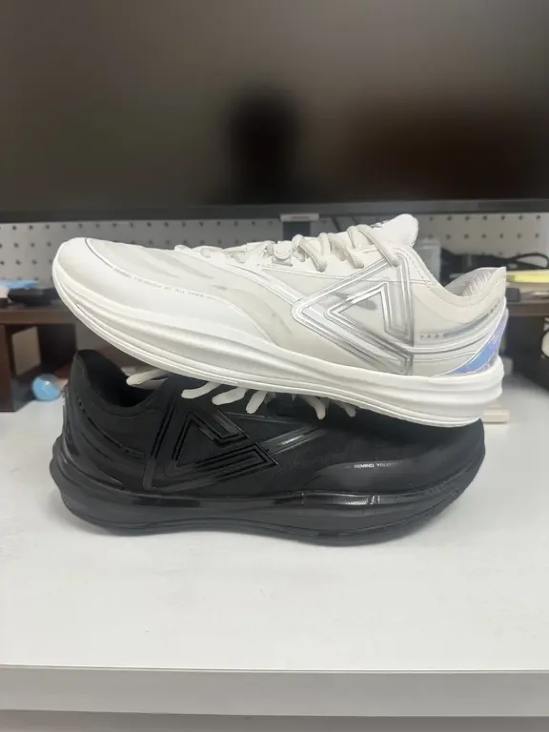轻灵4降到200元档,老玩家却说3代才是真香:匹克这场换代仗到底谁该买谁