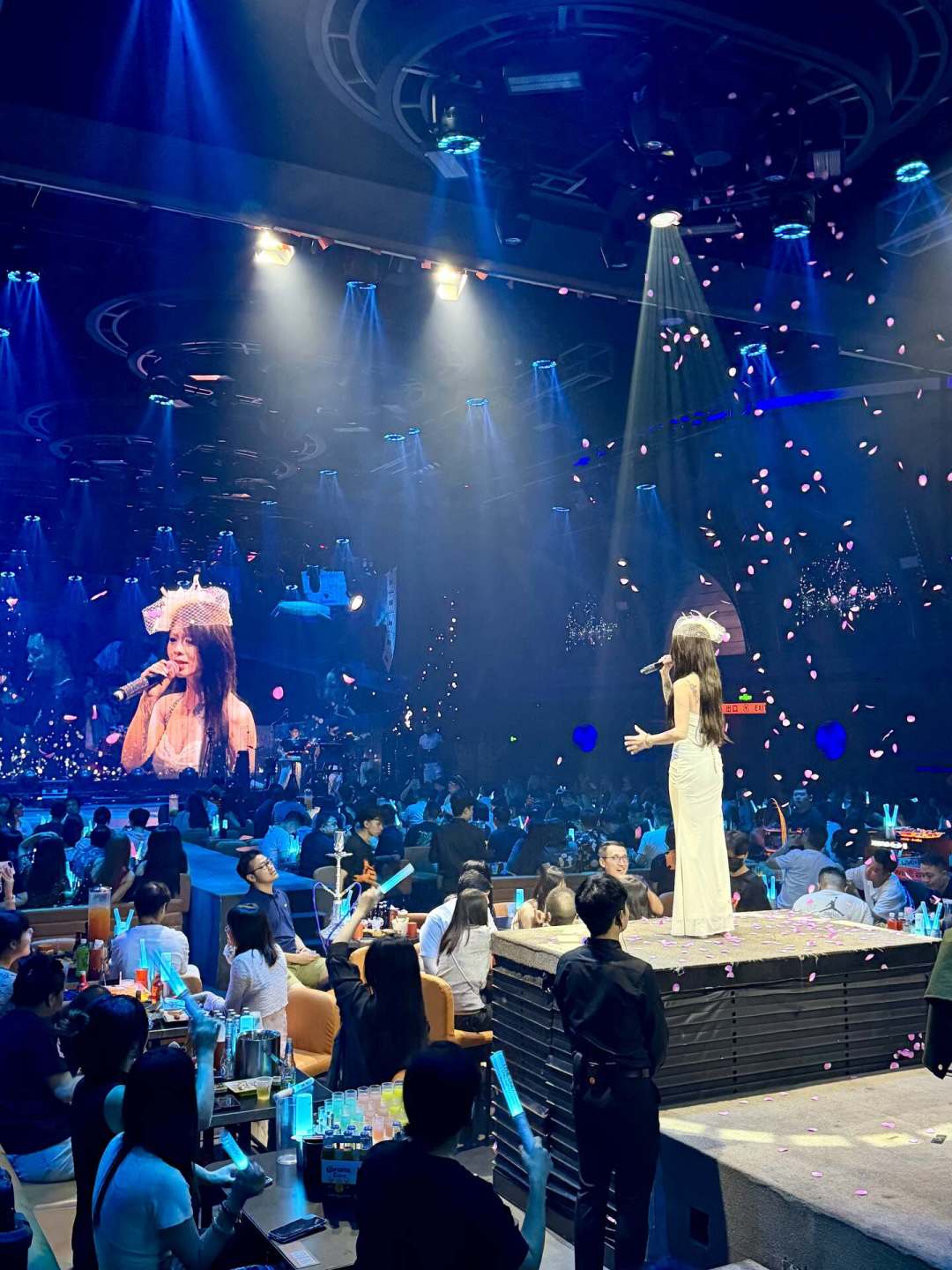 第一张livehouse门票,先别急着付钱:票档、站位、退票规则和隐藏成本一次讲清