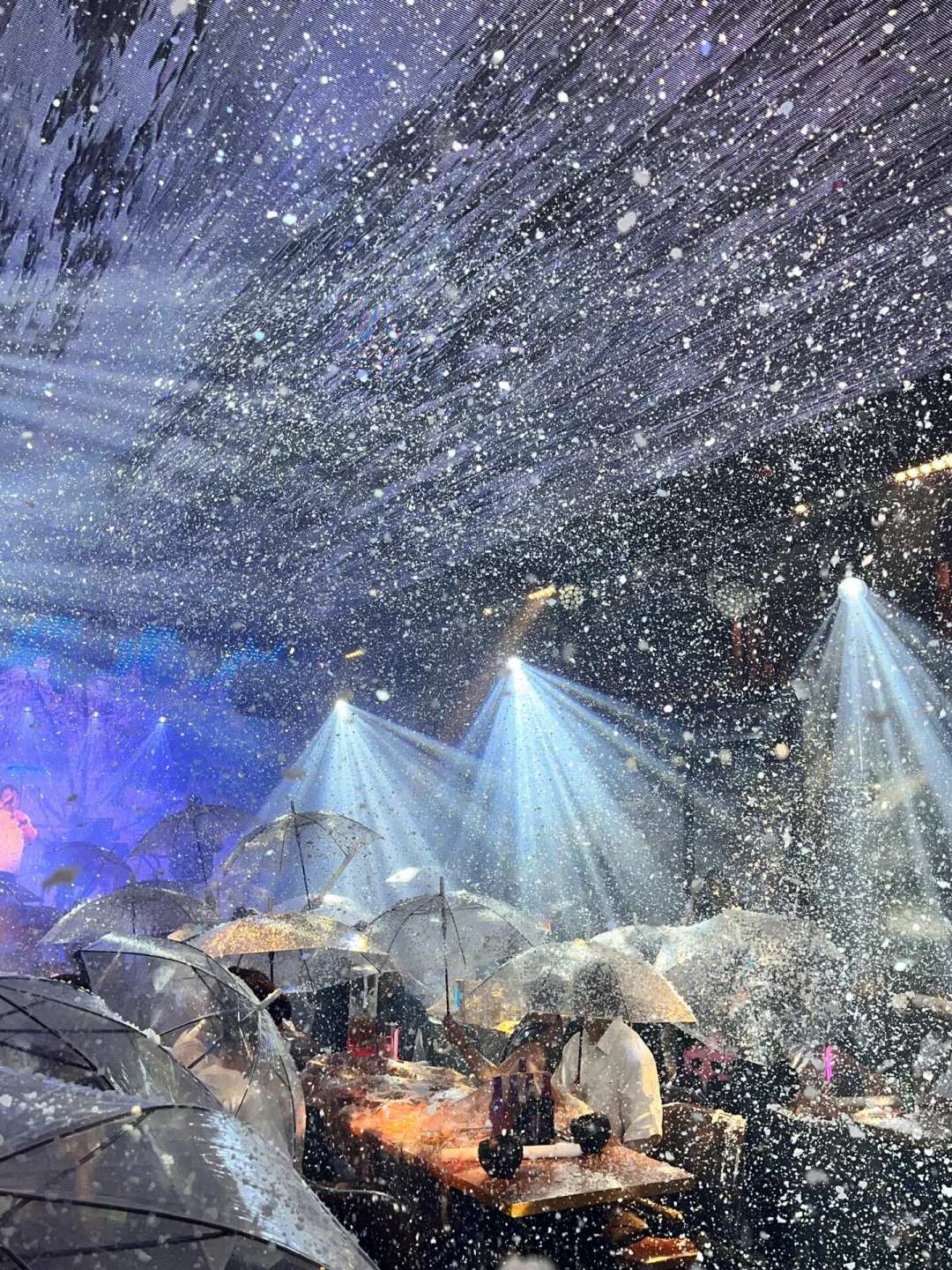 第一张livehouse门票,先别急着付钱:票档、站位、退票规则和隐藏成本一次讲清