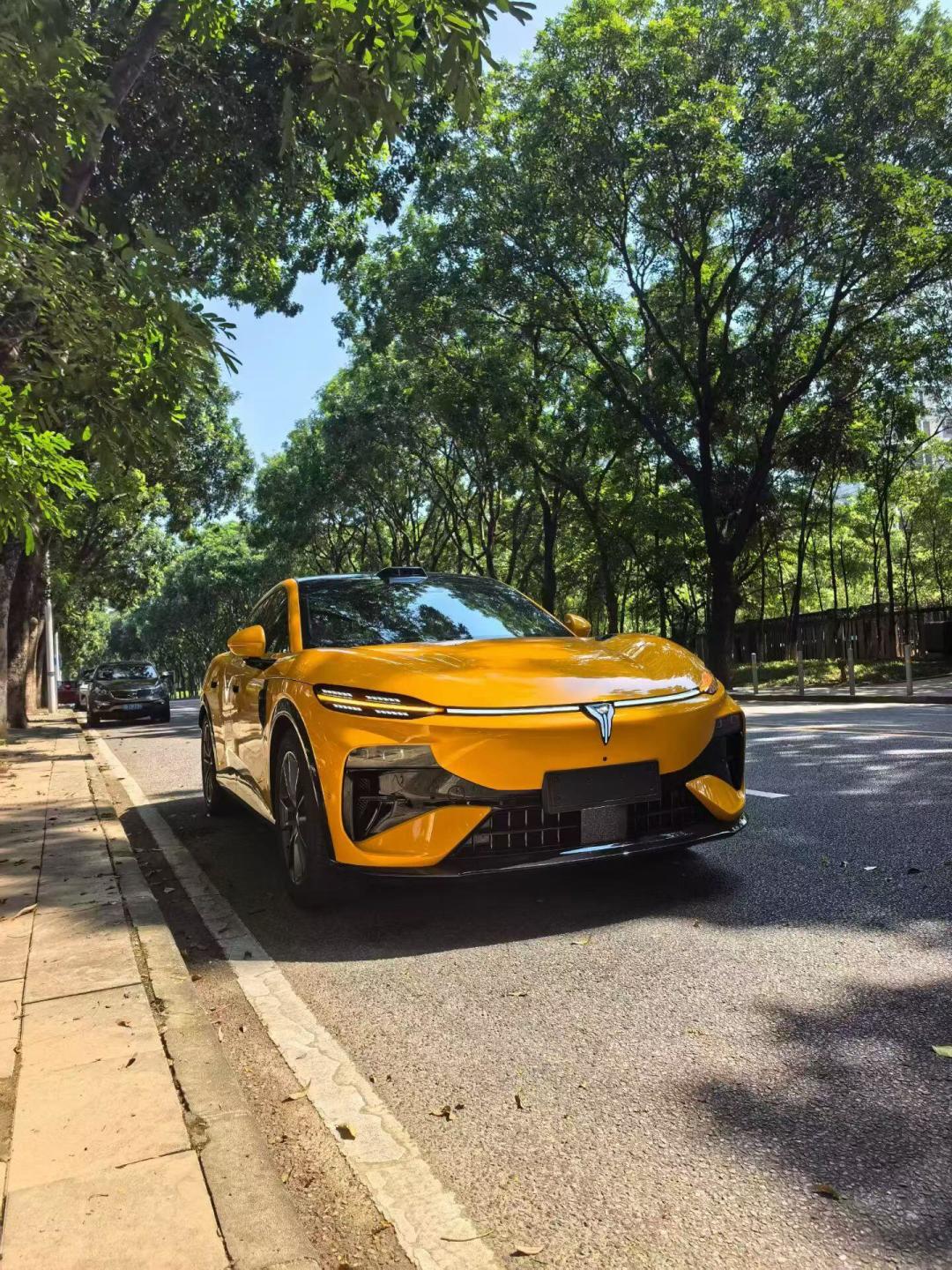 别争岚图追光S和YU7了:两派真实试驾反馈看完,这俩车压根不是给同一种人造的