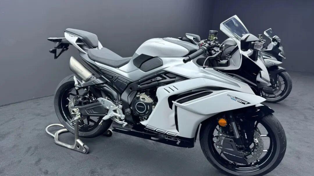 33980元电子离合版官宣、28980元拉线版价格不动：春风500SR“摊牌”五个月后，买新、买旧、捡赛421S五合一还是再等9天摩博会，我把三种人的三本账一次排完