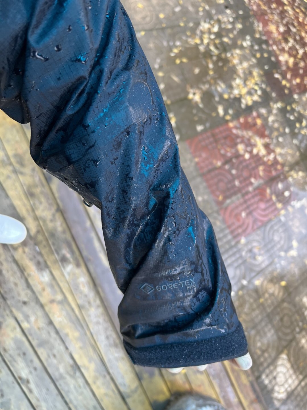 2800买的凯乐石,第一次穿就“渗水”?交叉核对13篇投诉帖后,我发现多数人第一步就搞错了