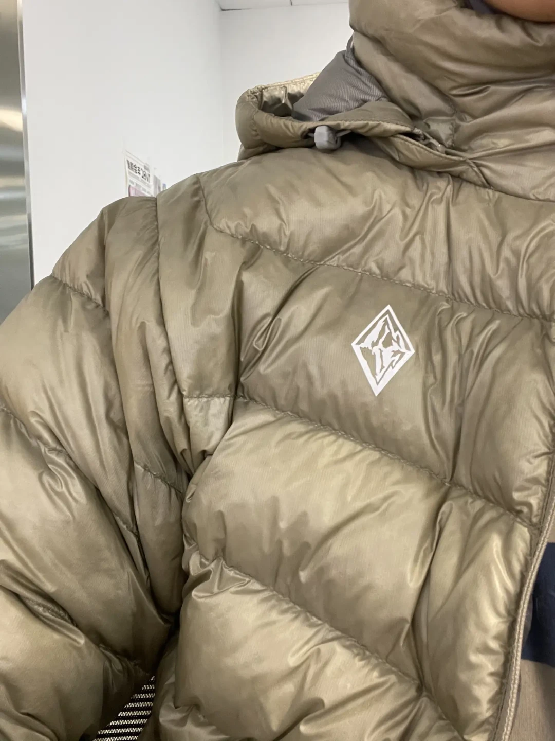 异色绒不是病,跑绒分两种,拉链靠抽奖:8月反季捡黑冰羽绒服前,先把这3类槽点对号入座