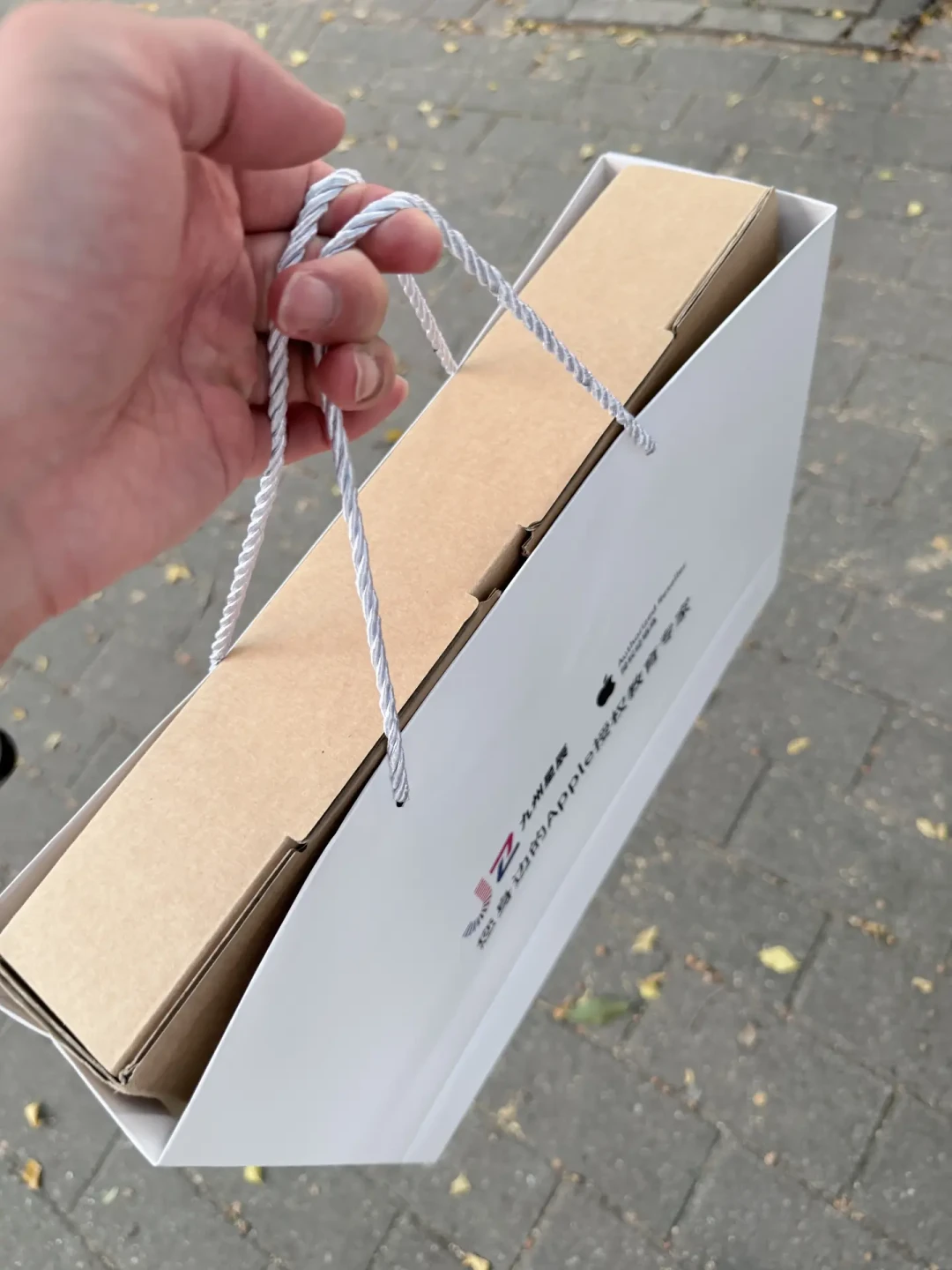MacBook Air涨价1500元仍一机难求,官网发货排到9月:返校季还剩两周,现在下单来得及吗