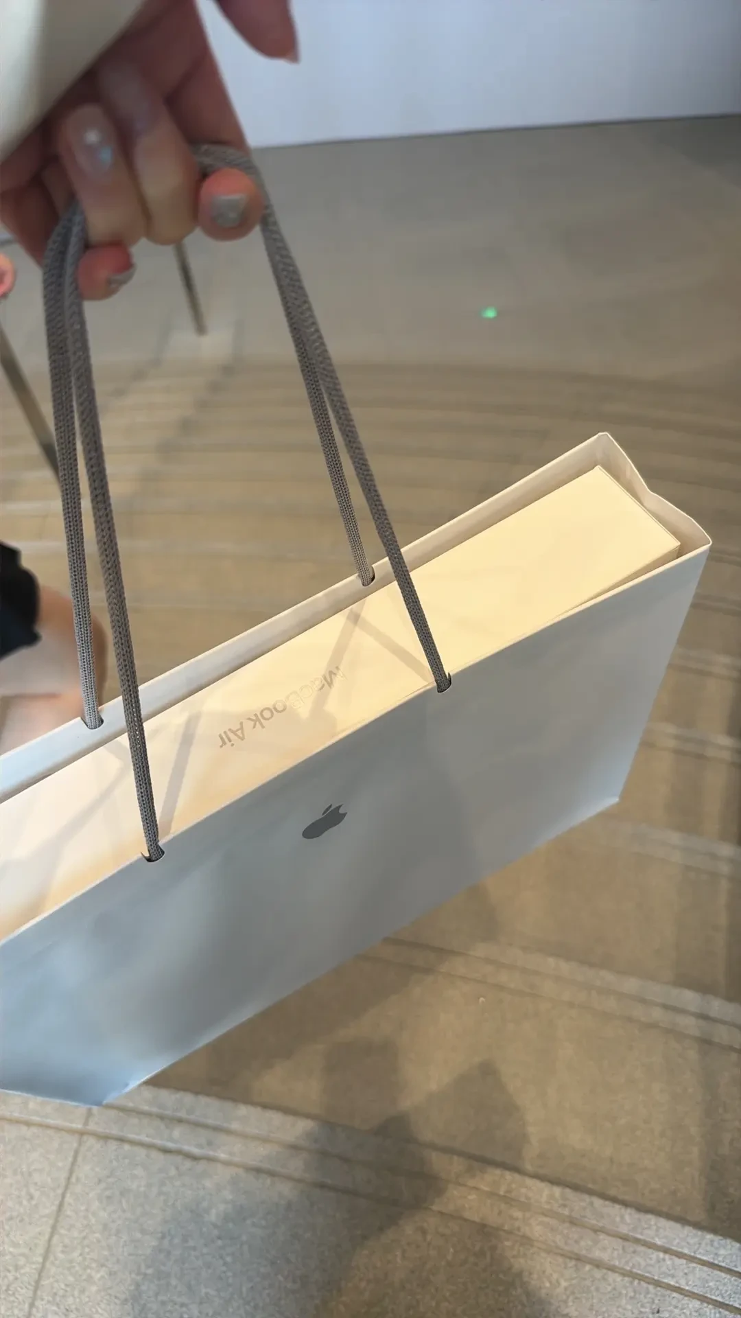 MacBook Air涨价1500元仍一机难求,官网发货排到9月:返校季还剩两周,现在下单来得及吗