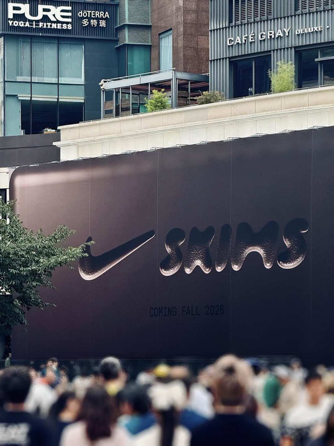 NikeSKIMS中国首店今秋落地上海LV“巨轮”旁:海淘党已多付三成溢价,等不等开业先按品类分