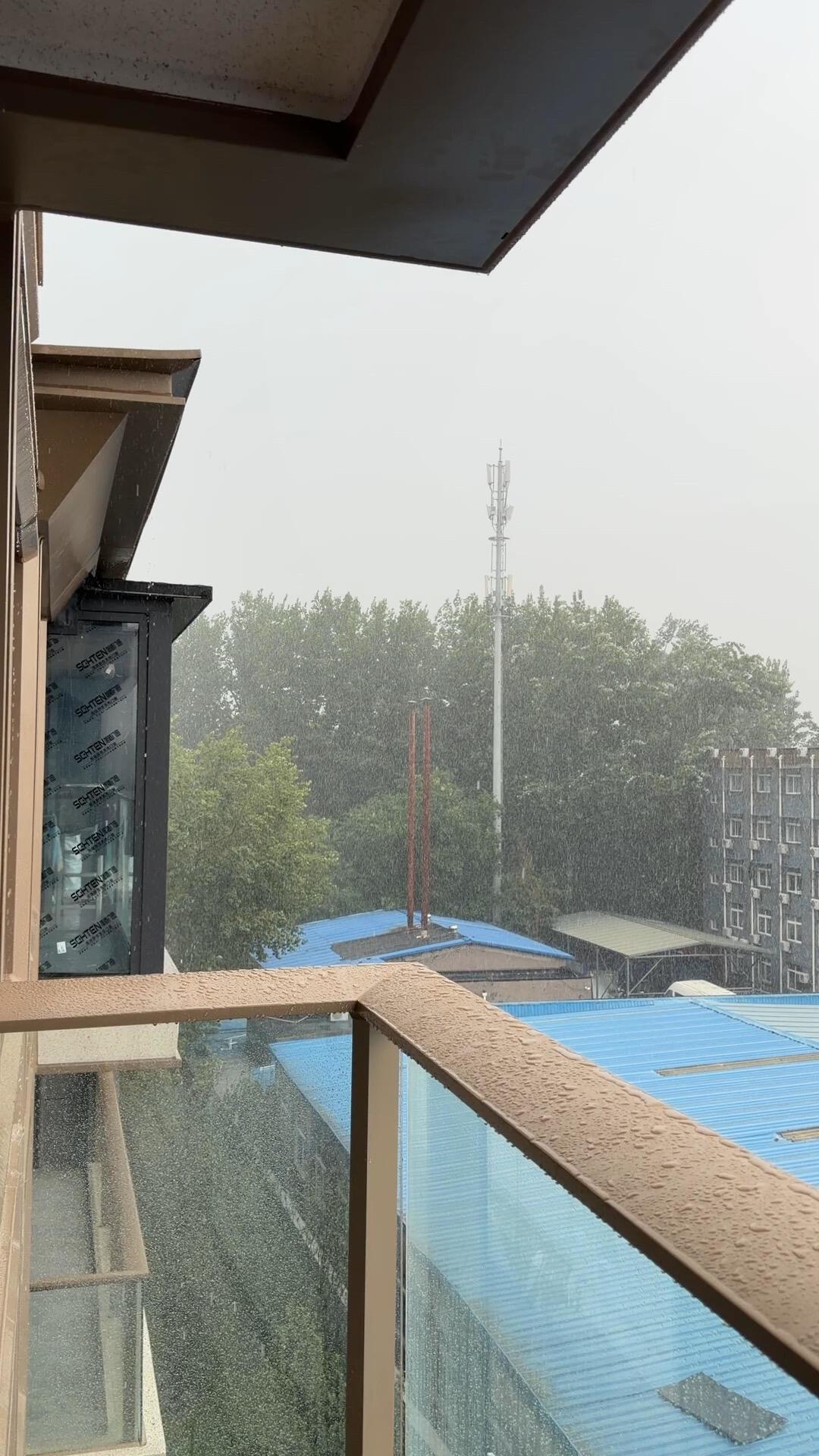 上海单家车险泡水报案已超5200起,北京暴雨峰值今夜到明天:挪车、涉水、理赔,今晚一次定