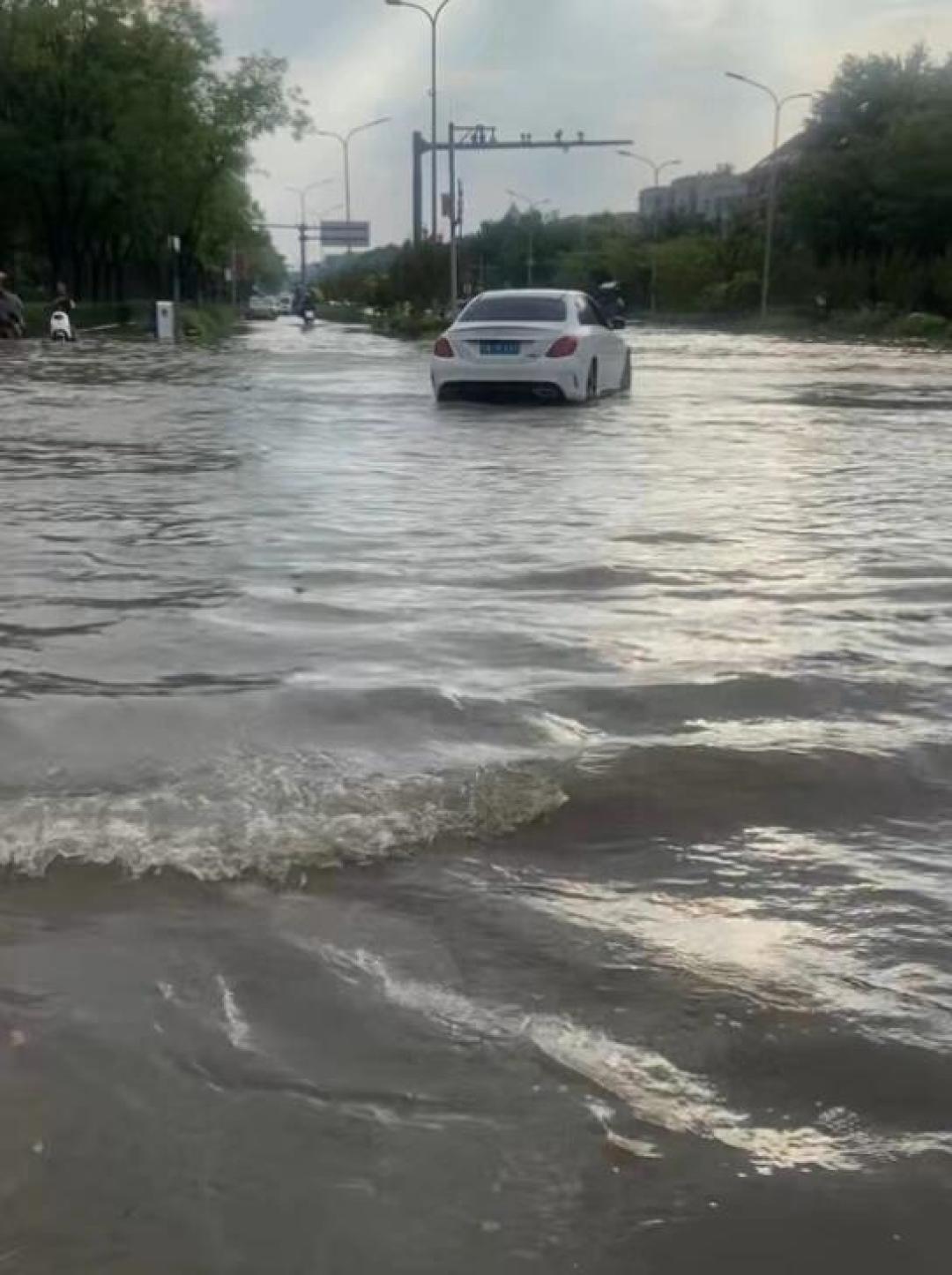 上海单家车险泡水报案已超5200起,北京暴雨峰值今夜到明天:挪车、涉水、理赔,今晚一次定