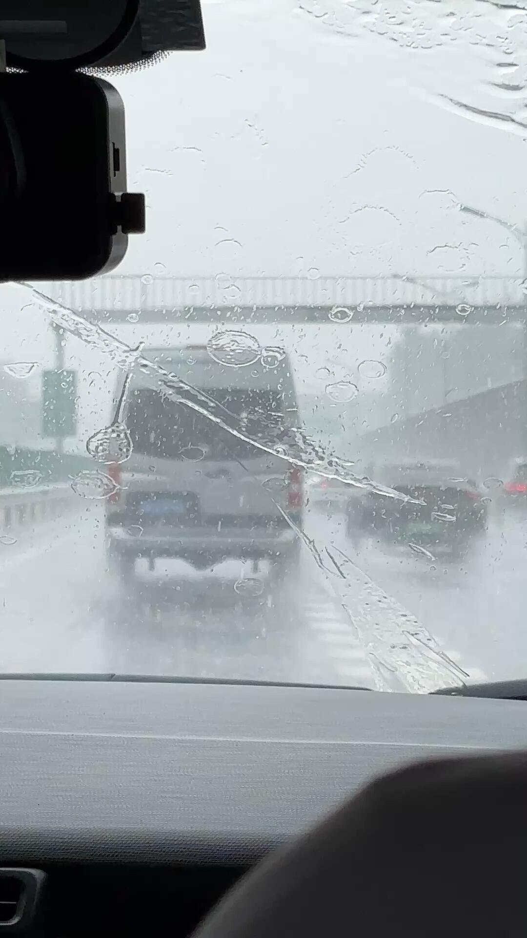 上海单家车险泡水报案已超5200起,北京暴雨峰值今夜到明天:挪车、涉水、理赔,今晚一次定