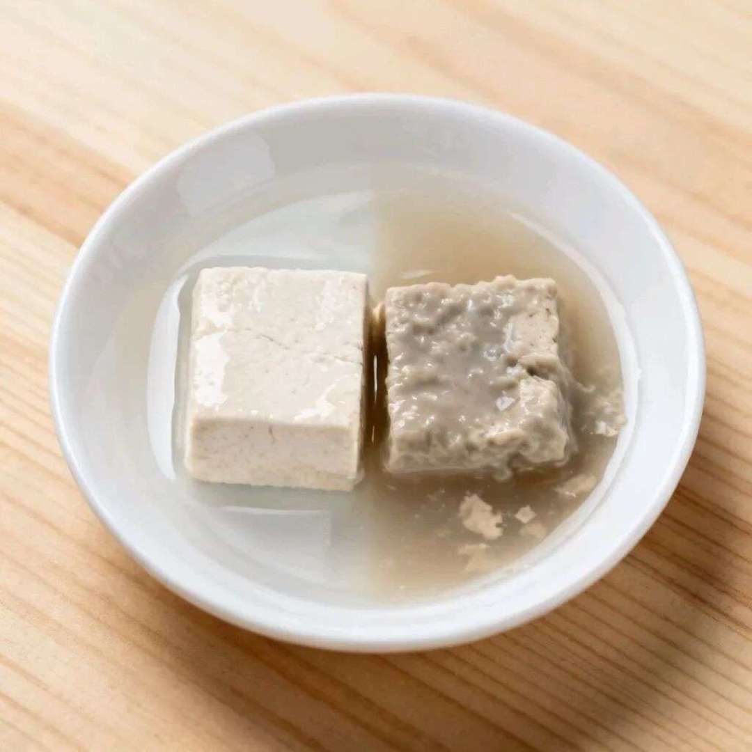 茯苓泡水约等于白开水：茯苓遇水不溶，煮透、打粉才不浪费，这类人越喝越干