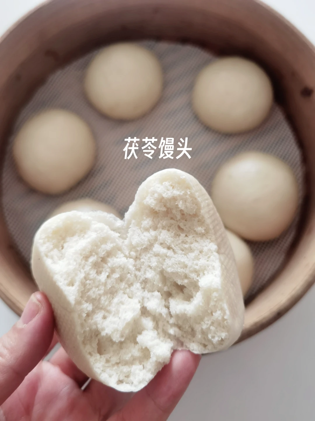 茯苓泡水约等于白开水：茯苓遇水不溶，煮透、打粉才不浪费，这类人越喝越干