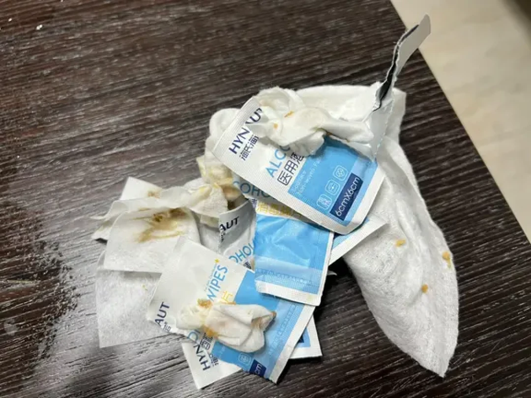 老戴尔发黏不是脏：酒精越擦越黏，10元、百元、400元三套方案掏钱前看清