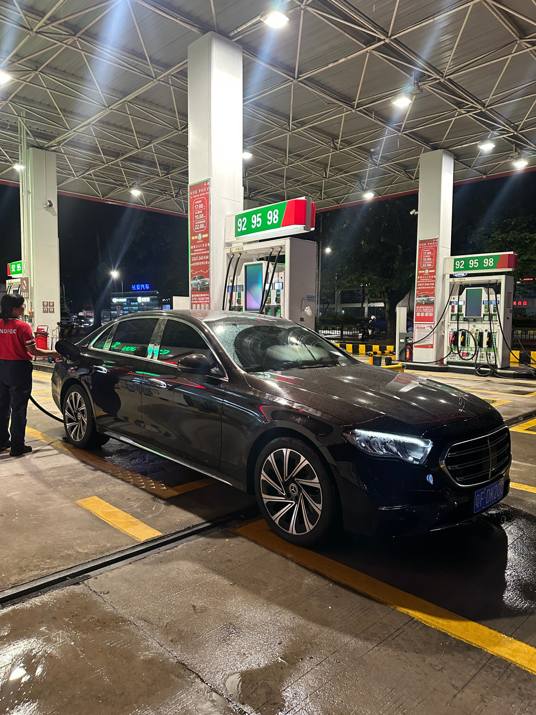 隔夜油价大涨超5%,“省油不省钱”又吵上热搜:把特斯拉和油车的10年账算完,真省钱的只有3种人