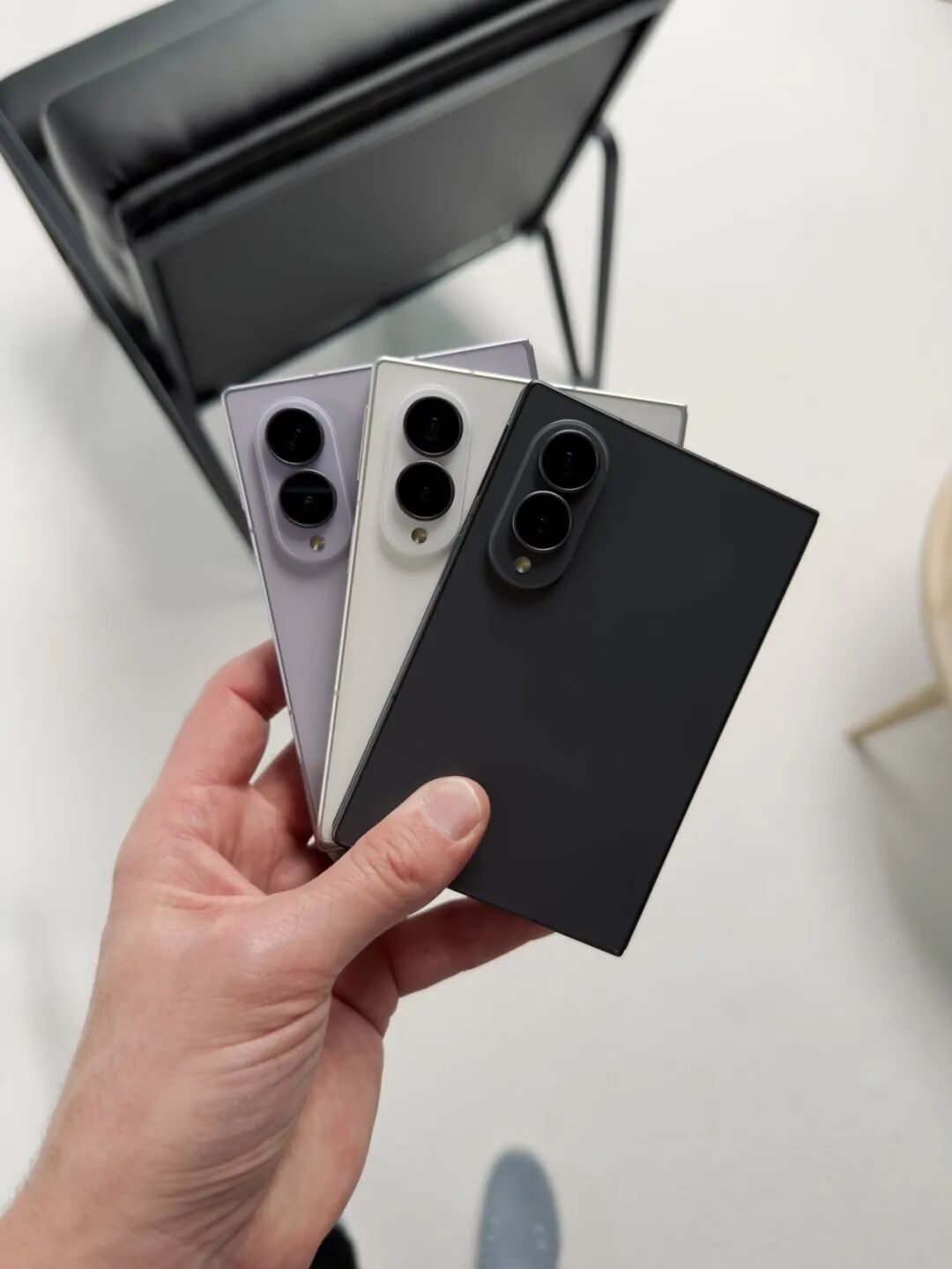 折叠iPhone传9月1.5万起售、Fold8卖爆追加百万台:现在入手还是再等等?