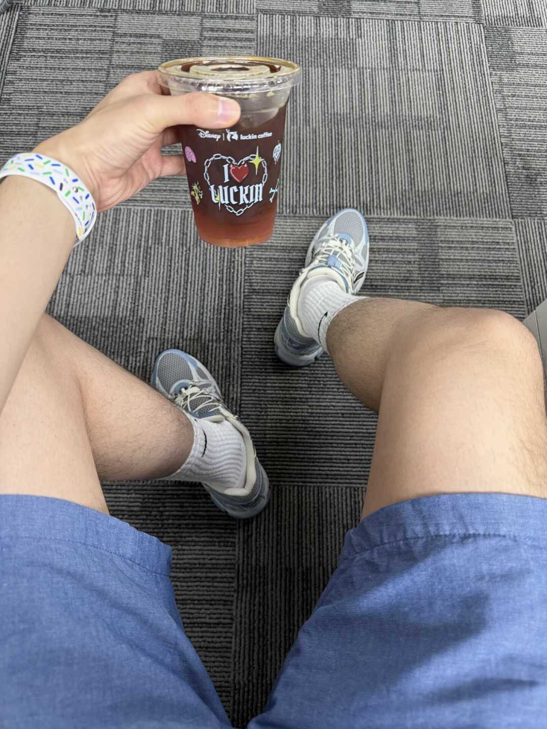 你每天点的那杯瑞幸,悄悄贵了2块,不是错觉:9.9元券覆盖已不到一成,翻完财报我把还管用的便宜路子理了一遍