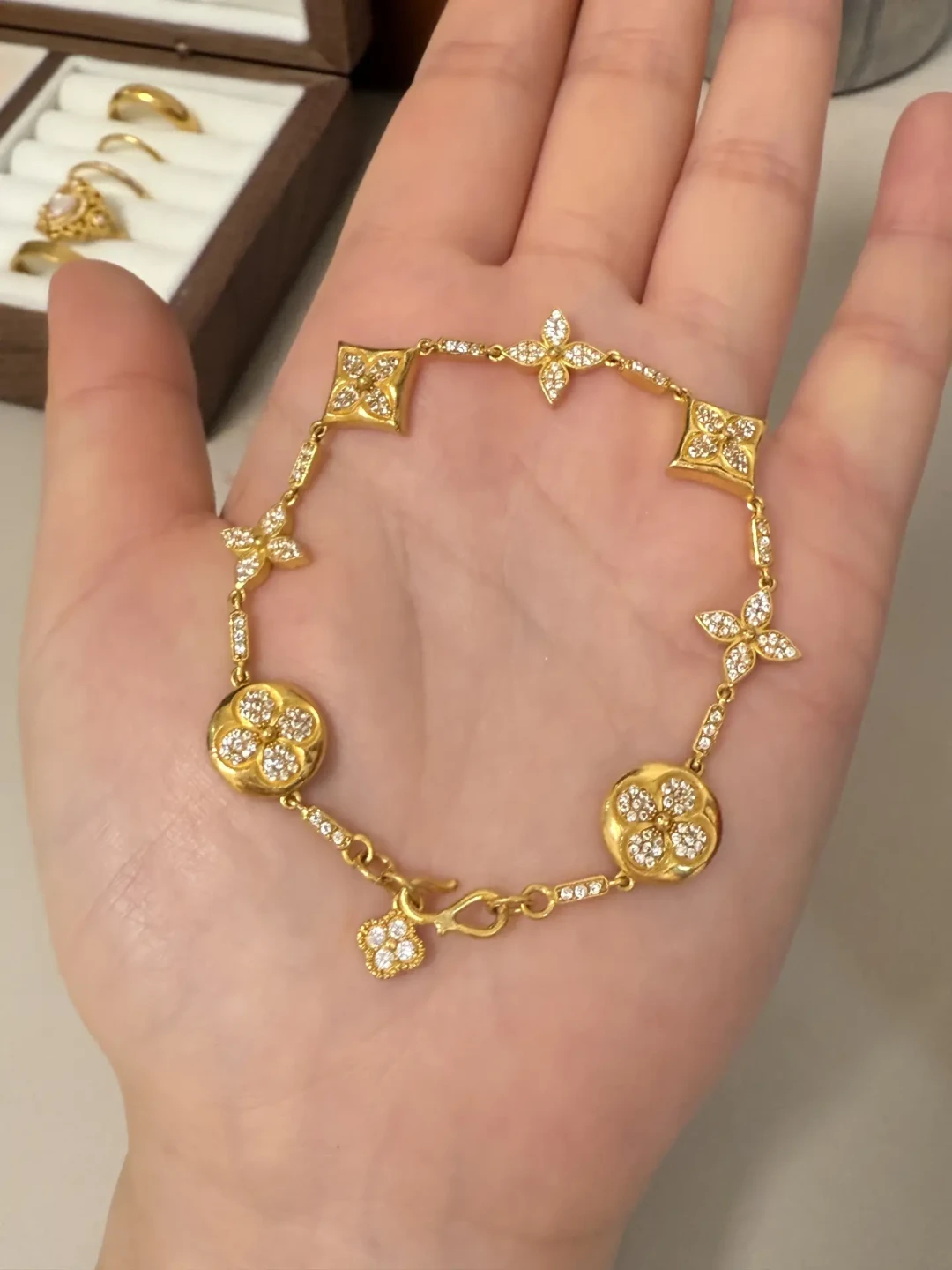 金价今天破4400美元,央视网却给居家打金泼冷水:想省的工费,可能不够一次“炸金”