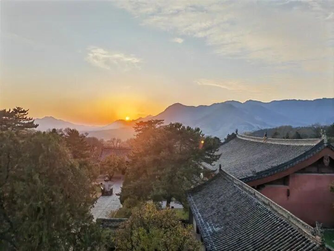 同一周的山西两面:佛光寺的视域让高铁送电改线,中阳的500年明城墙却被拆成“仿古”