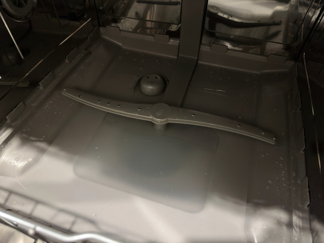 博世洗碗机报E15、关机还一直排水?先别急着掏上门费:按顺序自查4步,再把修还是换的账算清