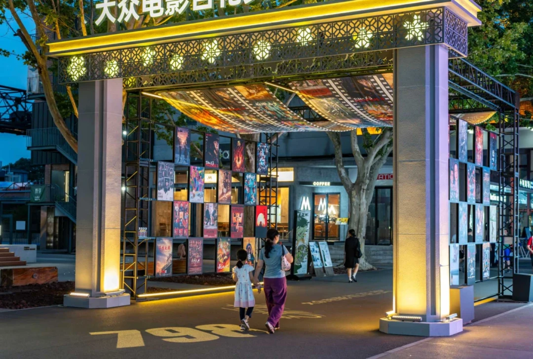 百花奖时隔64年回北京:徐帆带女儿重看34年前的《大撒把》,那是冯小刚家的起点