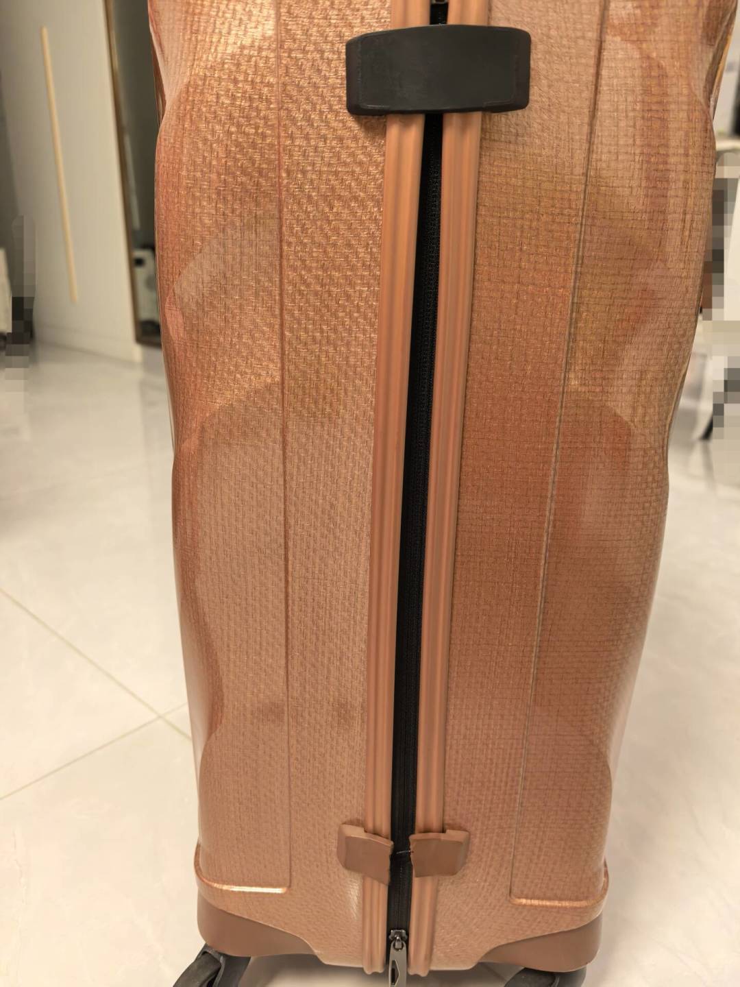 同一只新秀丽贝壳箱,免税店3000+、天猫1400:价差买的是版本、质保和时机