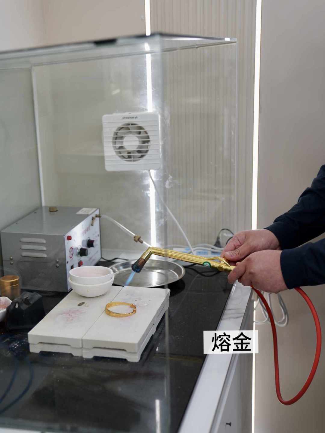 金价一周涨超7%,金饰克价重回1330元:买金、换金、卖金前先算清这三笔账