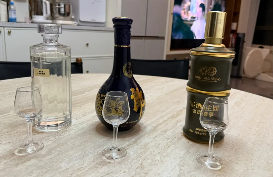 青花郎从1499跌到500元档，8月价盘突然止跌回升：现在到底能不能抄底？