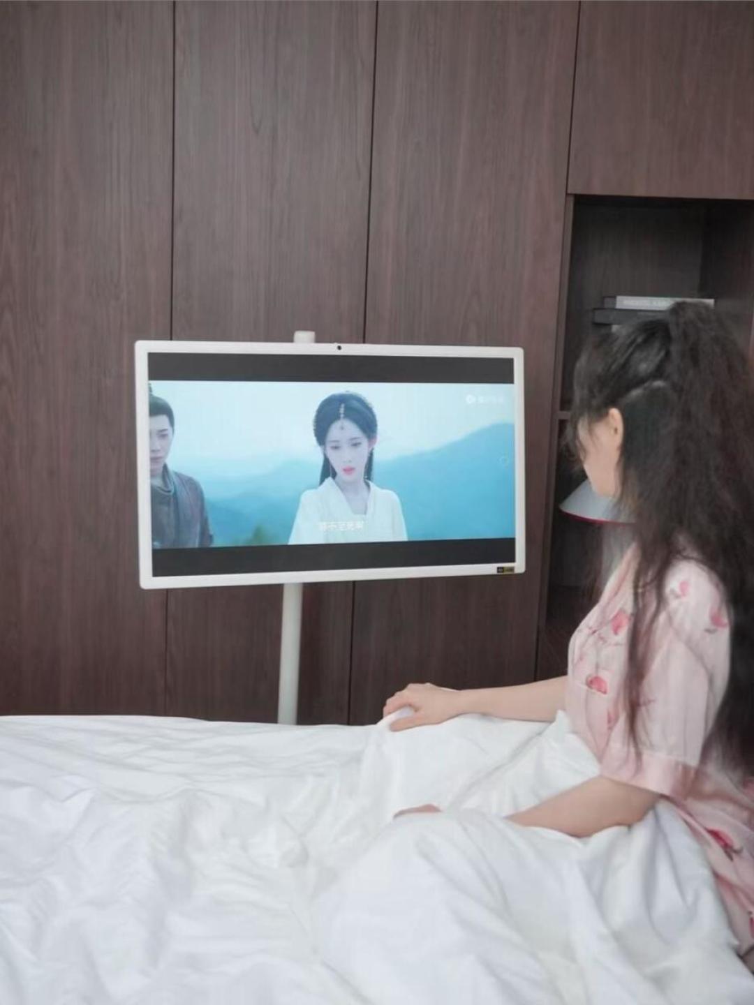华为卖的是会议屏,TCL卖的是“带轮子的电视”:买闺蜜机前先看明白这篇