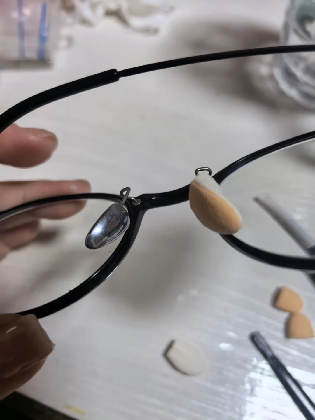 粉底不是热脱的,是被鼻托蹭掉的:眼镜党通勤妆自救,从0元到几十元的解法排好了