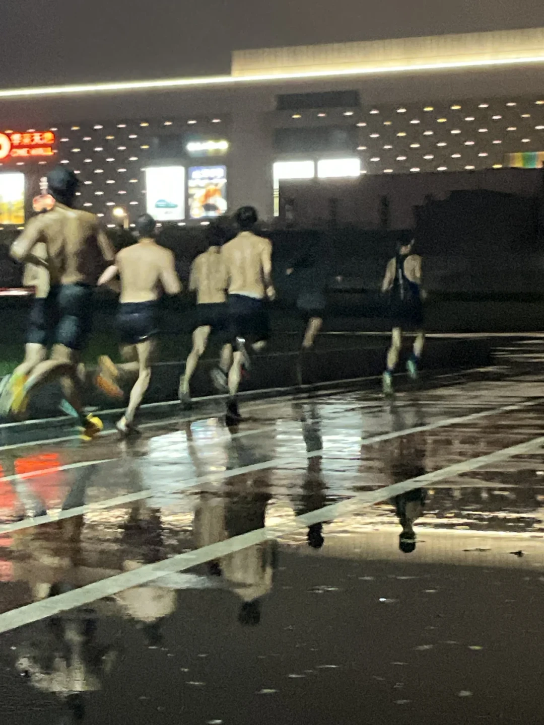 #夏练三伏练的是精神不是拼命#上热搜：三伏运动后该喝什么？查了医生建议和货架上四种水，多数人白开水就够