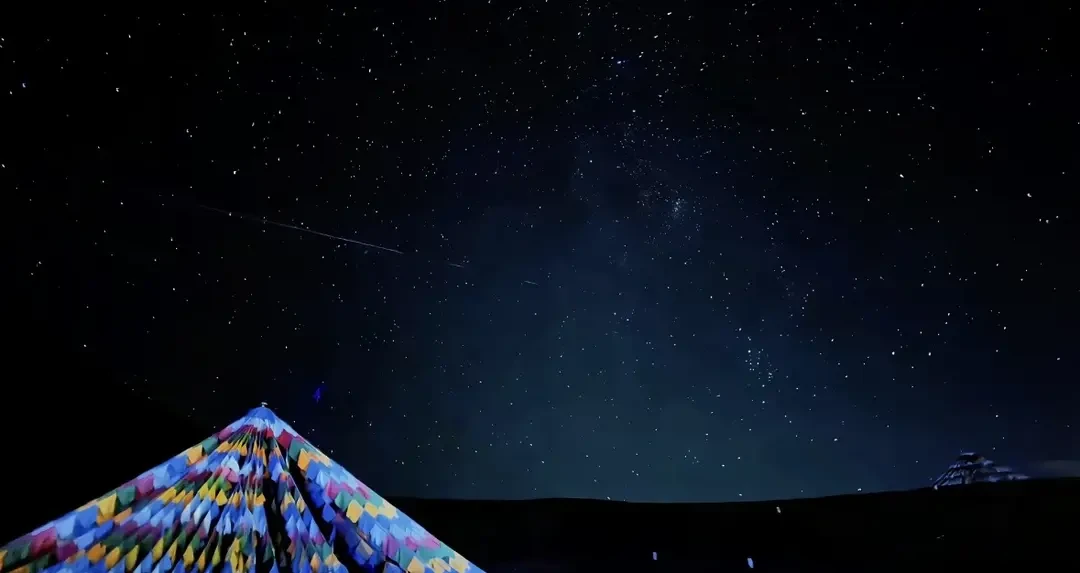 今晚英仙座流星雨极大,近年少有的零月光夜:为什么肉眼看到的流星,手机拍不到?