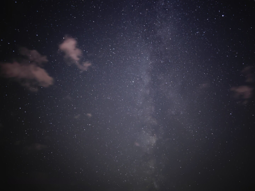 今晚英仙座是近三年最佳条件:手机拍流星前,先弄清哪晚出门、朝哪拍、拍多少张